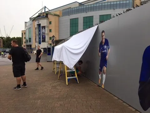Courtois vừa đi, Chelsea đã vội tháo hết ảnh tại Stamford Bridge