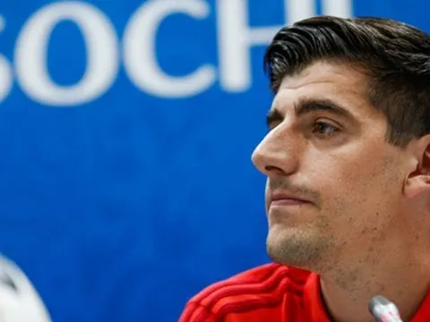 Courtois 'xát muối' vào vết thương của De Gea