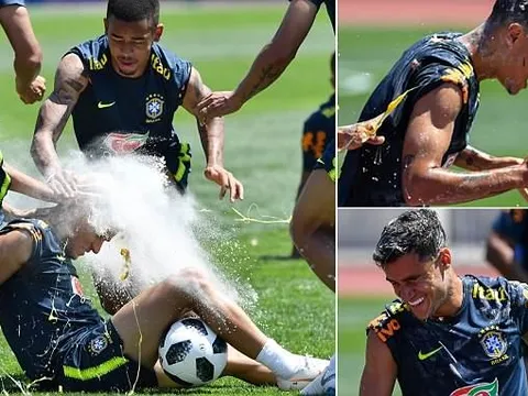 Coutinho bị chọi trứng, ném bột tới tấp trên sân tập Brazil