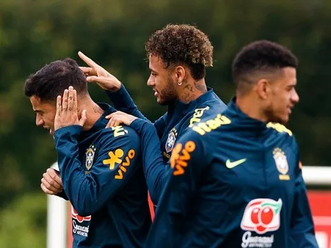 Coutinho nhăn mặt khi bị Neymar bắt nạt ở buổi tập của Brazil
