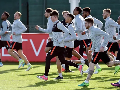 Coutinho nhí nhảnh tạo dáng trên sân tập của Liverpool