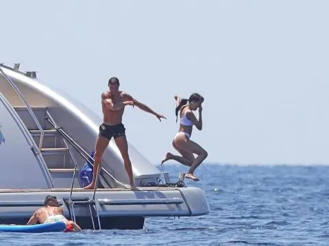 Ronaldo ném bạn gái xuống biển không thương tiếc