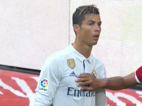 CR7 bị đối phương "xé áo" ngay trên sân