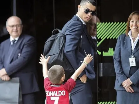 CR7 phản ứng như thế nào khi một CĐV nhí đến xin chữ ký?