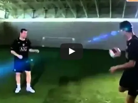 Cristiano Ronaldo biểu diễn Freestyle cùng Wayne Rooney