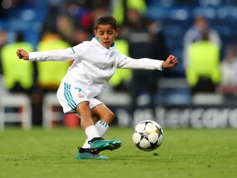 Cristiano Ronaldo "mát mặt" vì cậu con trai quý tử
