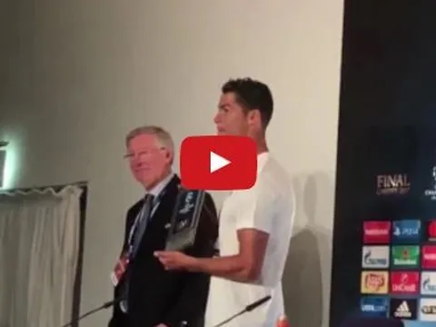 Cristiano Ronaldo nhận giải Cầu thủ xuất sắc nhất trận từ Sir Alex Ferguson