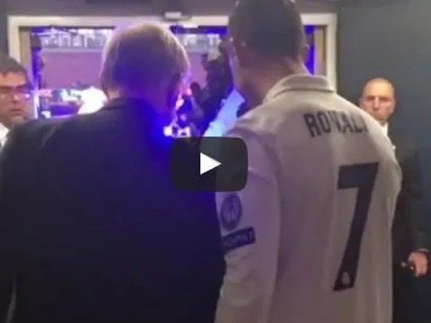 Cristiano Ronaldo ôm lấy Sir Alex trong ngày vô địch Champions League