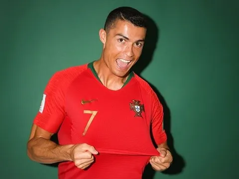 Cristiano Ronaldo và màn giới thiệu áo đấu siêu "dị"