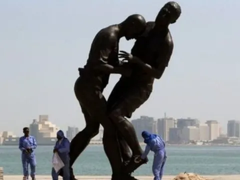Cú húc đầu 'để đời' của Zinedine Zidane
