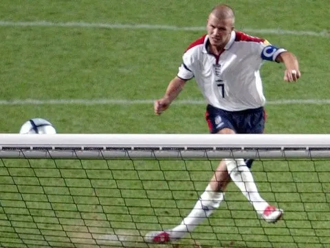 Cú sút penalty thảm họa của David Beckham
