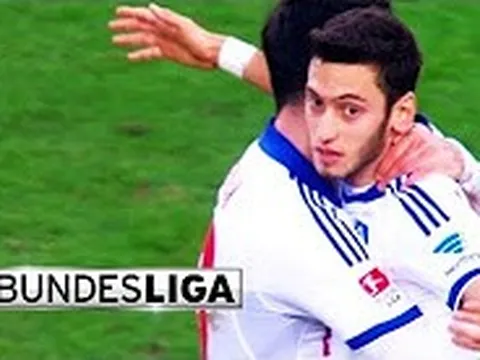 Cú sút phạt từ giữa sân 'để đời' của Calhanoglu