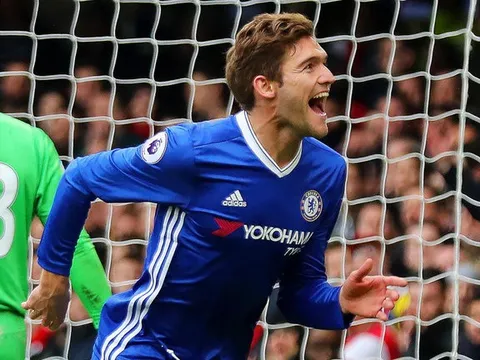 Cú sút trái phá của Marcos Alonso làm tung lưới Bayern Munich