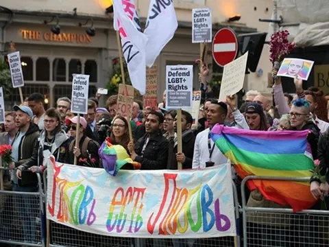 Fan hâm mộ LGBT nên đến Nga hay ở nhà xem World Cup?