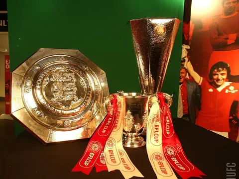 Cúp Europa League đầy oai hùng tại khu trưng bày của Man Utd