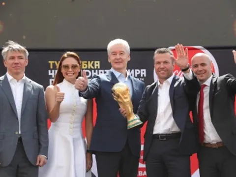 Cúp vàng chính thức đáp xuống Moscow, World Cup chỉ còn đếm bằng ngày