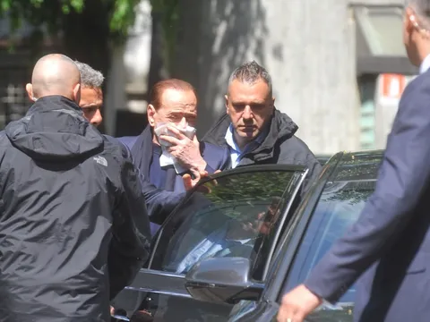 Cựu chủ tịch Berlusconi té dập mặt, không dám tiếp phóng viên