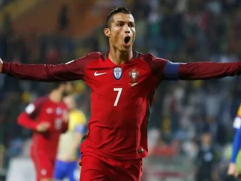 Cựu danh thủ Liverpool nhận đủ "gạch đá" vì dự đoán trước pha đá phạt của Ronaldo