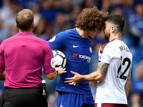 Chelsea 2-3 Burnley: Trọng tài giết chết trận đấu