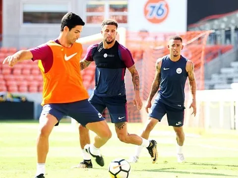 Kyle Walker tập cực hăng chờ derby Manchester đầu tiên