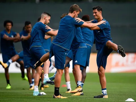 Allegri đăm chiêu nhìn học trò chuẩn bị cho trận gặp Tottenham