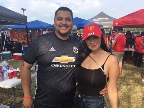 Fan nữ bốc lửa "hâm nóng" trận mở màn của Man Utd