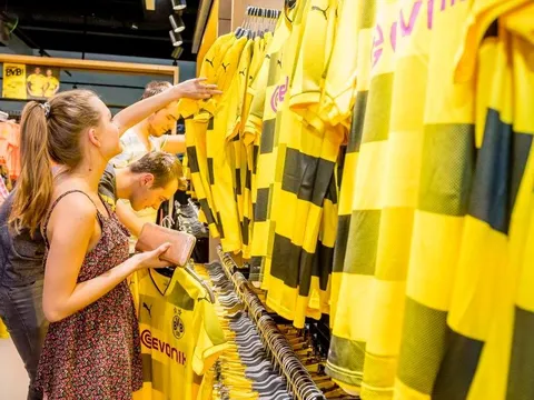Chùm ảnh: CĐV phát sốt với mẫu áo đấu mới của Dortmund