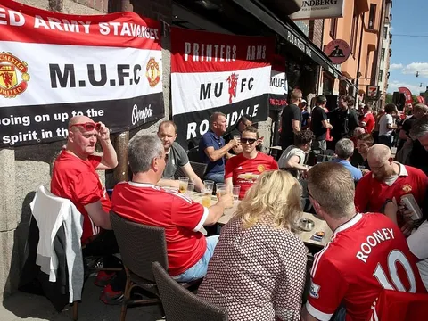 Chùm ảnh: CĐV Man Utd đại náo Stockholm, nhuộm đỏ Friends Arena