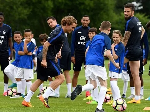 Chùm ảnh: Mbappe, Griezmann "lác mắt" trước kĩ thuật của các tài năng nhí