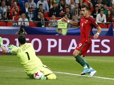 Chùm ảnh: Bravo hoá người nhện, Chile tiễn BĐN về nước