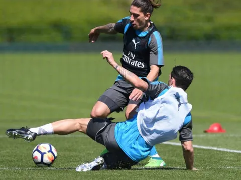 Đã hết mục tiêu, dàn sao Arsenal vẫn quyết tặng quà cho Wenger