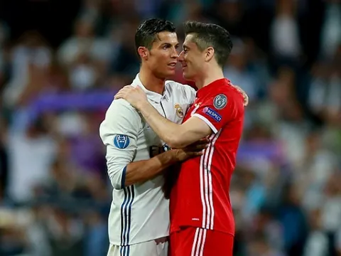 Đại diện xác nhận Lewandowski đang buồn, vì Ronaldo?