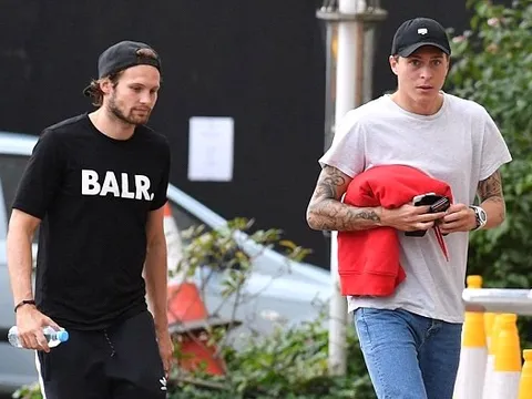 Daley Blind dẫn Lindelof đi "giải ngố" sau thắng lợi trước Swansea