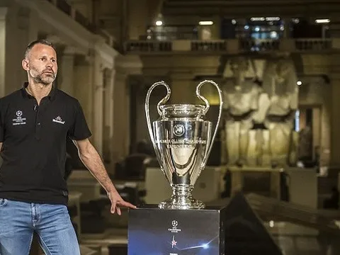 Đám đông người hâm mộ bao vây Giggs tại Bảo tàng Cairo