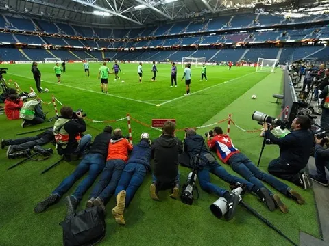 Dàn paparazi nằm rạp trước độ hot của Ajax