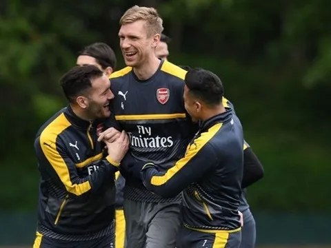 Dàn sao Arsenal đầy tinh nghịch trên sân tập trước trận gặp Stoke