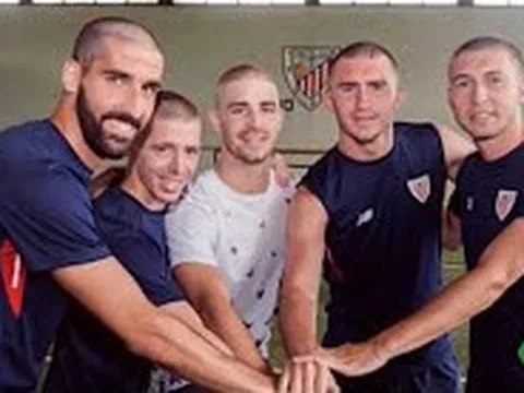 Dàn sao Athletic Bilbao đồng loạt xuống tóc vì đồng đội