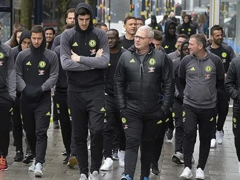 Dàn sao Chelsea đội mưa dạo phố