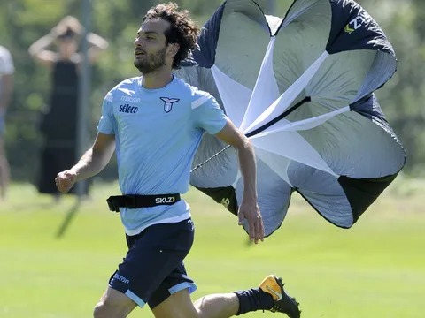 Dàn sao của Lazio mang cả... dù ra để tập chạy