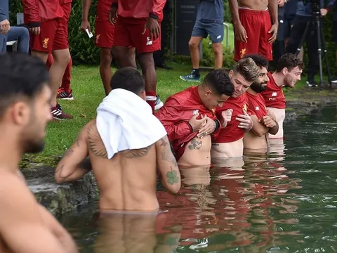 Dàn sao Liverpool bỏ tập, kéo nhau đi tắm ao hồ