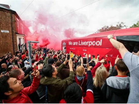 Dàn sao Liverpool được chào đón như nhà vô địch trước giờ G