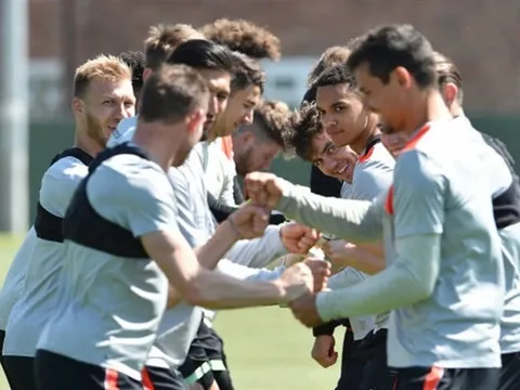 Dàn sao Liverpool khoái chí khi vừa nắm tay, vừa tập luyện
