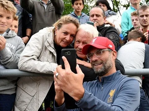 Dàn sao Liverpool thích thú 'selfie' cùng CĐV Đức