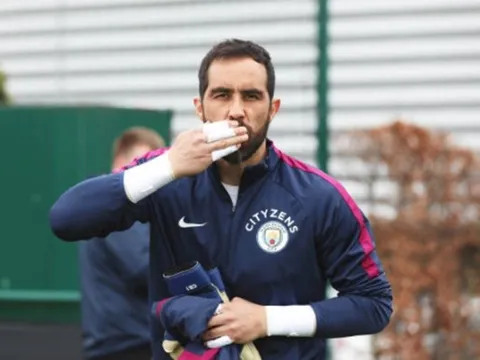 Dàn sao Man City biến sân tập thành "sàn catwalk"
