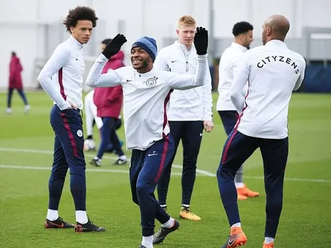 Dàn sao Man City thi nhau nô đùa trước trận derby