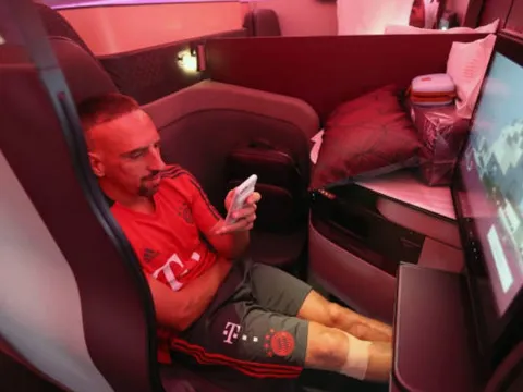 Dàn sao Munich 'hả hê' khi được ngồi khoang hạng VIP đi du đấu