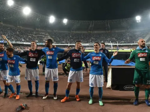 Dàn sao Napoli hò hát tưng bừng trước cú trượt chân của Juventus