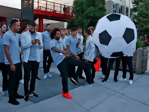 Dàn sao Real Madrid thoải mái vui đùa trước trận gặp Man Utd