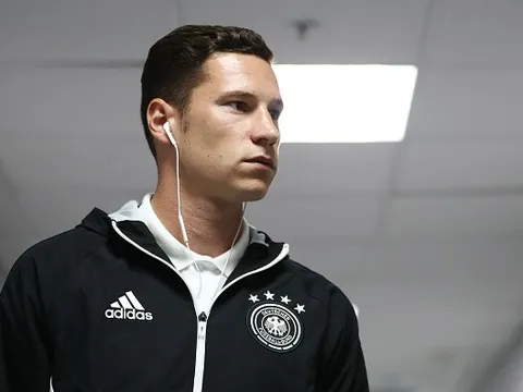 Draxler cùng các đồng đội bảnh bao tiến vào SVĐ tại Sochi