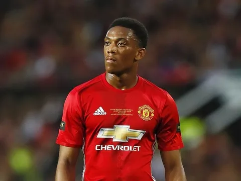 'Đắng lòng' với vẻ mặt của Martial khi bị bỏ rơi trước Leicester